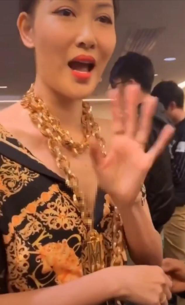 有网民贴出李彩桦去年在《2019亚洲最具影响力盛典》的活动后台影片，可见她被如此近拍仍亲切对着镜头打招呼，而脖子上的金链却网民热议。