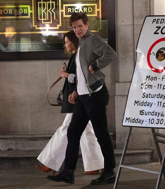 艾蜜莉亚克拉克与麦史密夫被拍到在伦敦Soho区吃完晚饭后，笑容满面离开，麦史密夫发现被偷拍后还直视镜头。