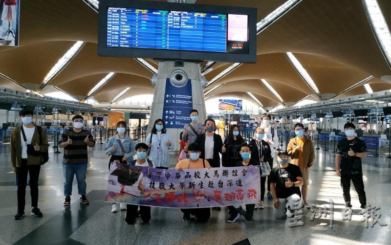 今年8月份入学新生，在机场召集出发，覃勇刚(中）在机场与同学们合照。