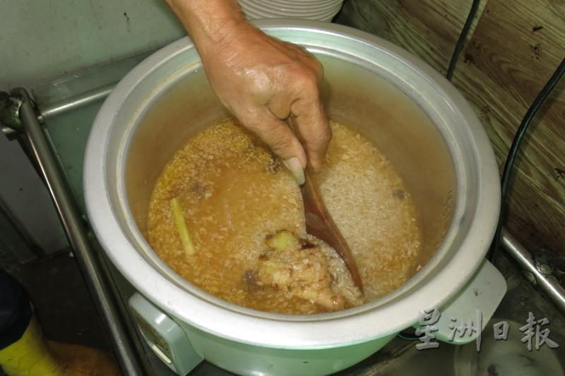 电饭锅里加入乾蒜、姜、香茅、桂皮、米和沙许盐，加上鸡汤煮出的就是传统的油饭。