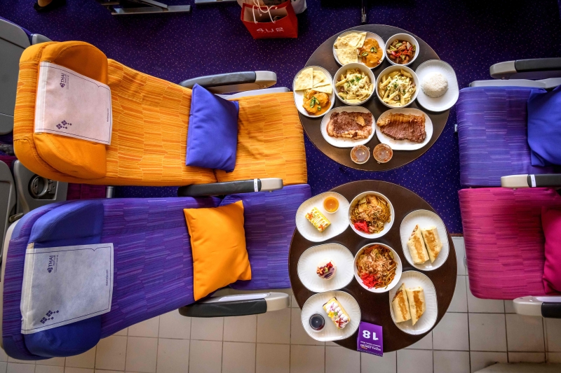 主题餐厅在飞机座位呈现丰富的菜肴，不输其余的餐厅。（法新社）