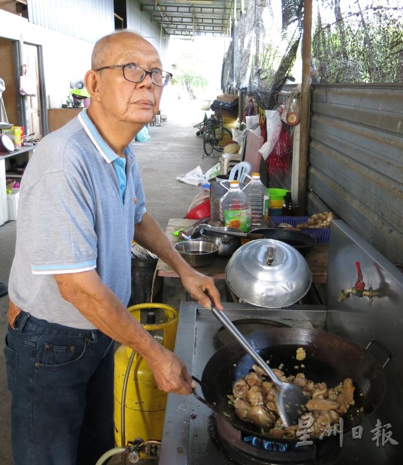 海南师父陆建守(六叔)煮海南鸡饭有数十年功力。

