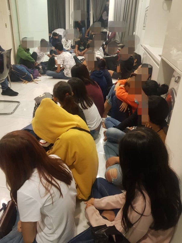 落网少女们坐在地上等待警方发落，她们也因违反行管领而各被警方开出1000令吉罚单。