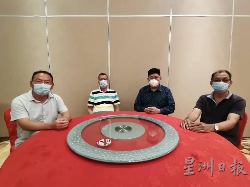 张文源（左起）、谢悦富、张赈琮及蔡木贵召开联合记者会，呼吁执法单位取缔西海岸非法渔民，还他们员工。