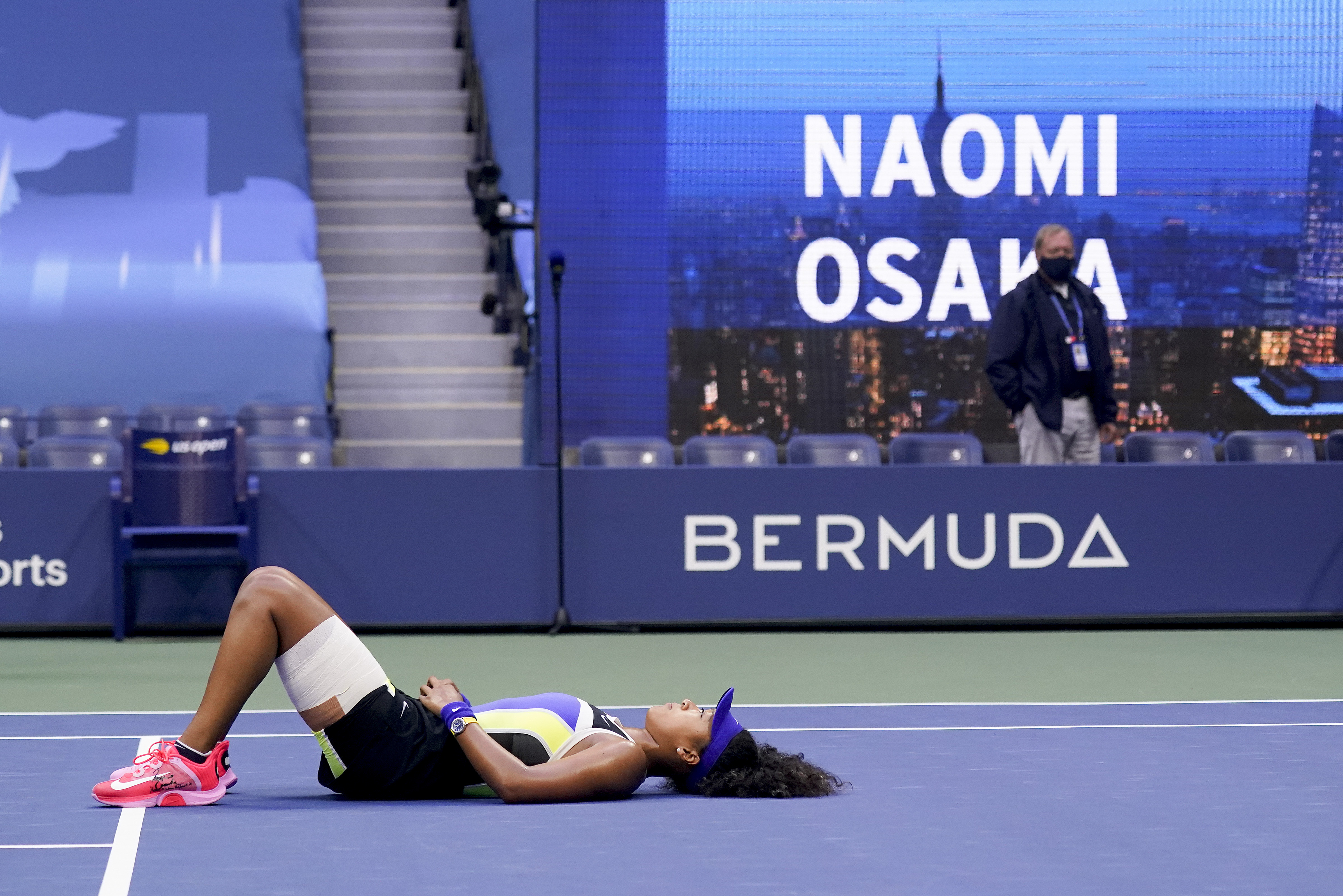 大坂直美夺冠后回到场地中央，躺在地上享受属于自己的冠军时刻。（美联社照片）

