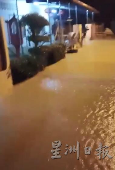 那拉新村日前水淹新村的情况，水流进屋子了。