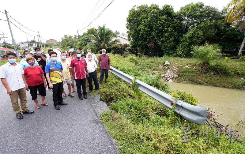 那拉新村发生水灾困扰居民 西华古玛（前排右一）和周锦欢（左一）及受影响居民希望能尽快解决水灾问题。

