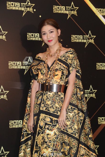 李彩桦去年盛装打扮出席《2019亚洲最具影响力盛典》的活动图，最近被挖出讽刺她嫁入豪门成“暴发户”。