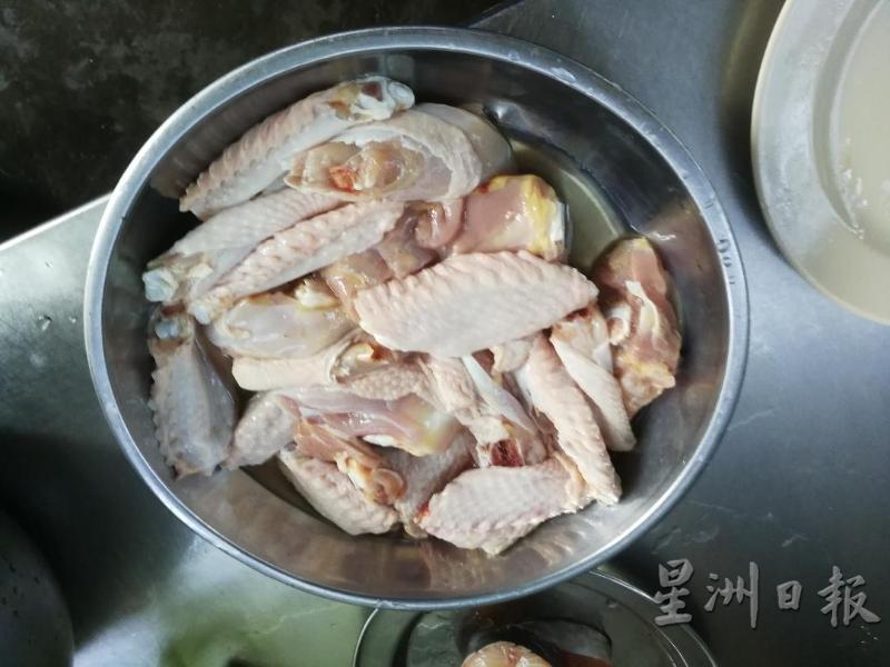 鸡翼和鸡腿肉比较结实有弹性，适合用以煮古早味鸡饭。

