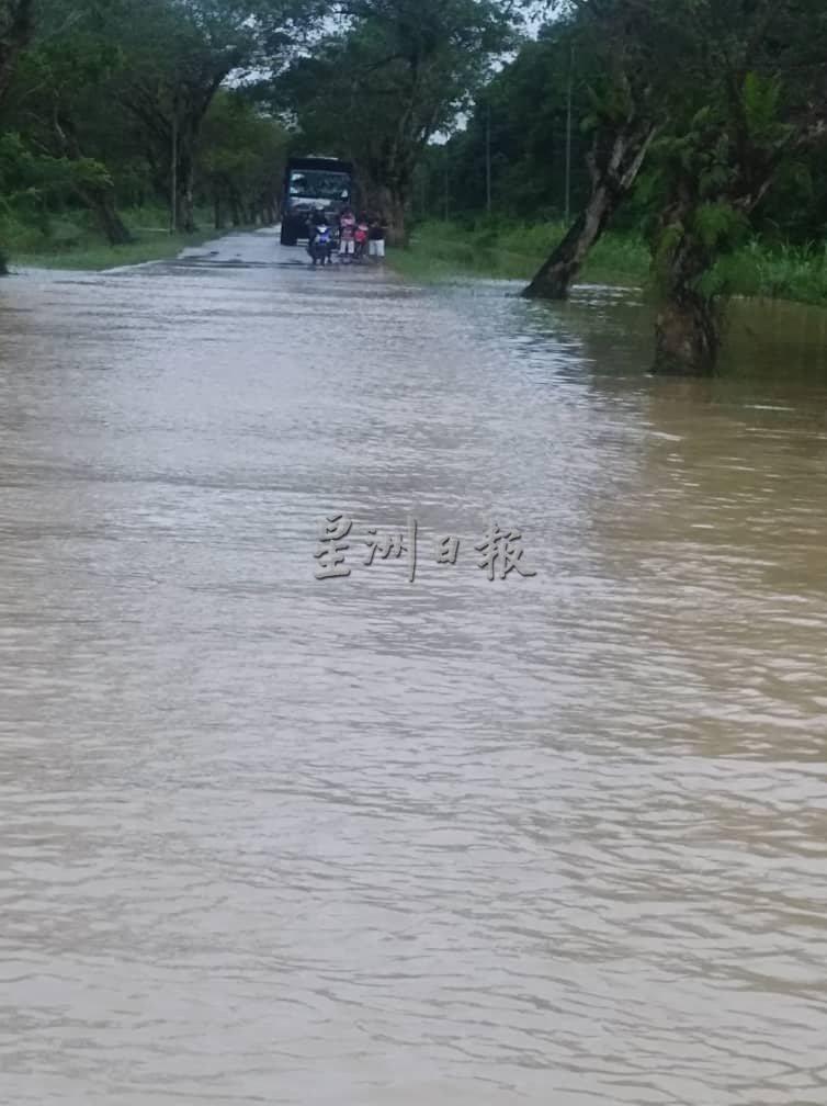 江峄琴路局部涨水日前刚退，不料昨日又再淹水。
