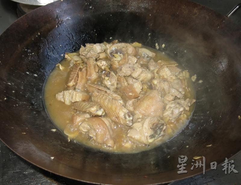 鸡肉炒香后加水焖煮。

