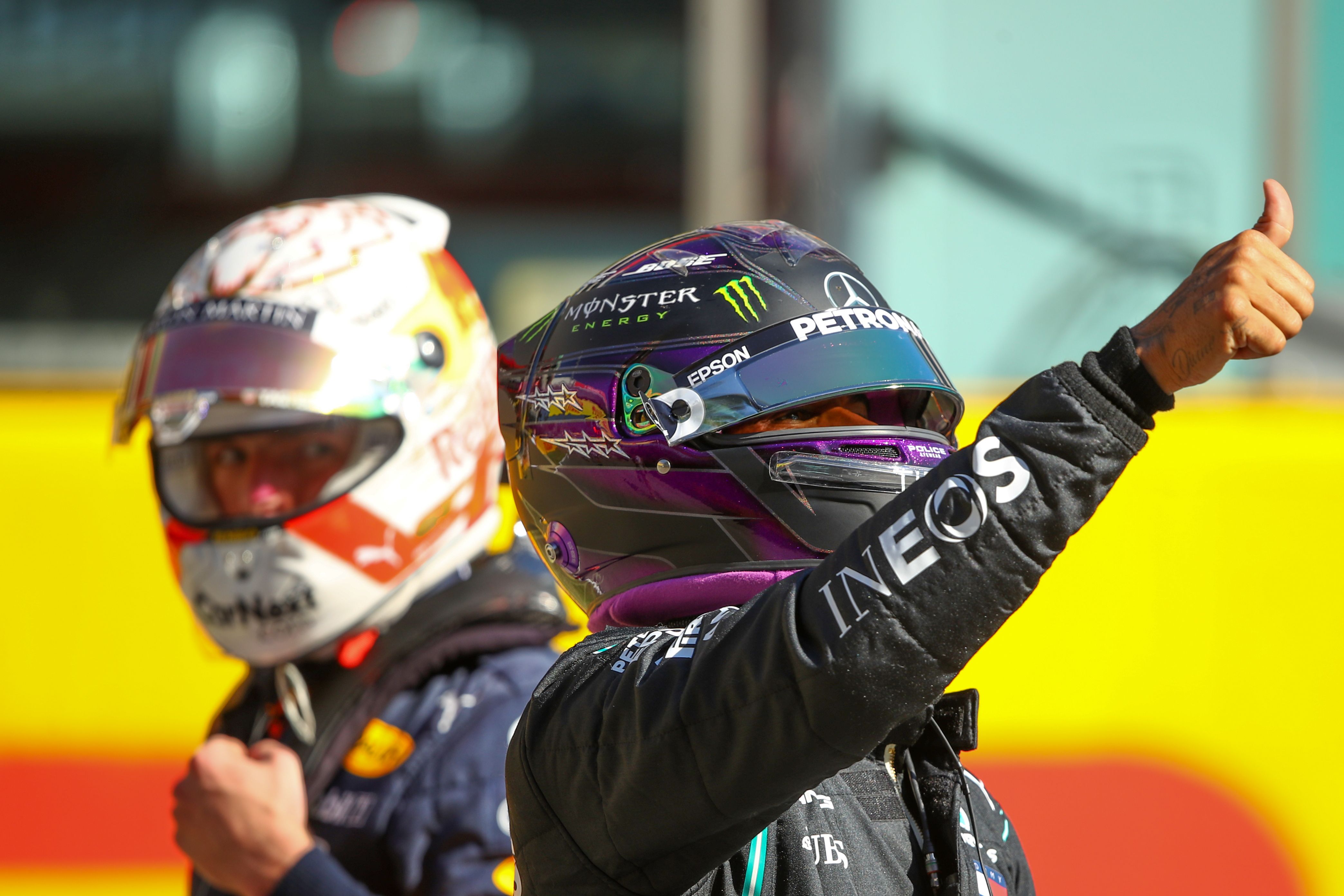马赛地车队的英国车手汉密尔顿（右）拿到F1穆杰罗赛道历史首个杆位，这也是他职业生涯第95杆。（法新社照片）

