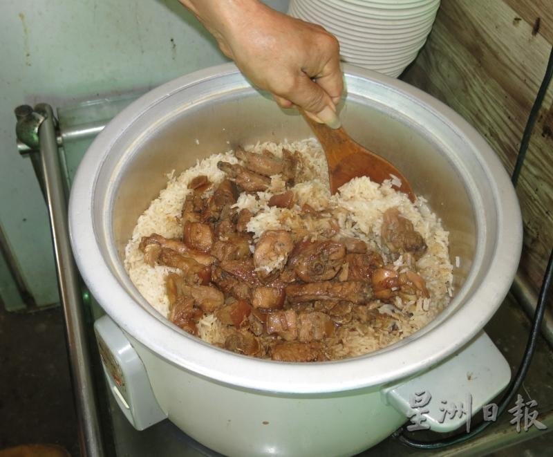 油饭煮熟后将炒好的鸡肉倒进锅里再焗一段时间。过后，锅里的饭和鸡肉须翻一下，让肉和饭混合一起。

