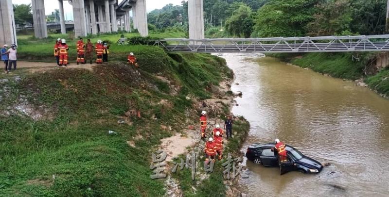 豪车坠入河内，搜救人员在河中试图寻找车主，岂料车主早已返家睡觉。