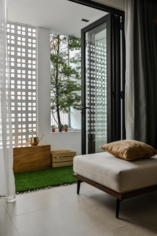 在屋内打造个室内花园，只要将客厅玻璃门打开，就是一片宁静的绿意恬静空间。