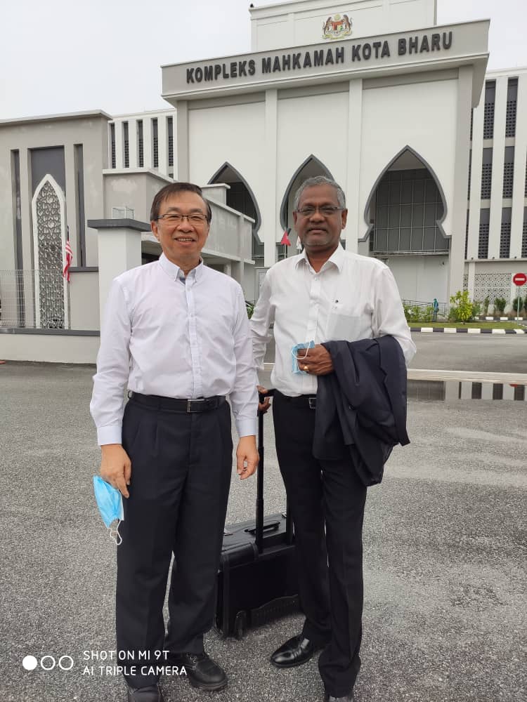 王鸿财（左）和律师古纳西兰出席哥打峇鲁高庭听审。