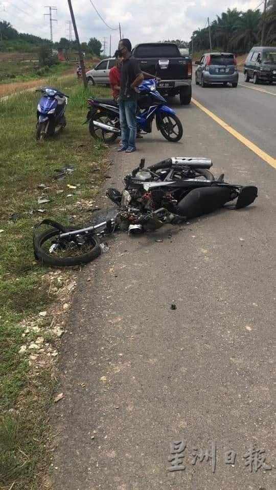 摩托车骑士被轮胎抛掉在路边沟渠，惨死现场。