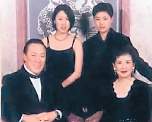陈欣健和60年代邵氏女星尤情育有两个女儿，并直认婚后还有很多红颜知己，令到太太不开心。