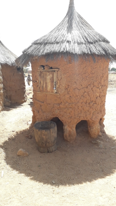 在尼日利亚高原州（Plateau State）的一个村庄，当地居民会将粮食储存在这个传统的谷物粮仓。