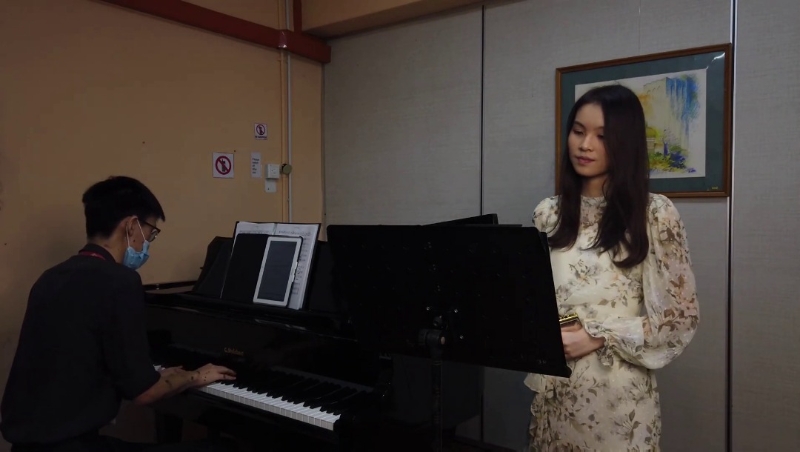 在藉学生黄永琪（右）表演口琴，并由郭龙权（左）钢琴伴奏。