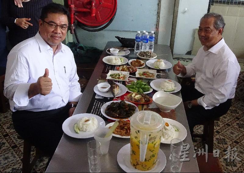 首相（右）与首长共进午餐。
