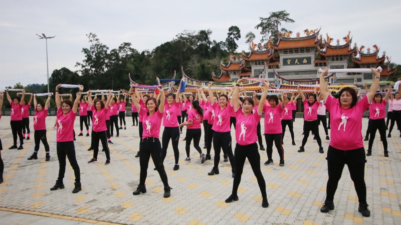 庇朥西天宫大跳广场舞活动，获得150名来自芙蓉、仁保、林茂、淡边及瓜拉庇朥县的居民踊跃参与，场面热闹。