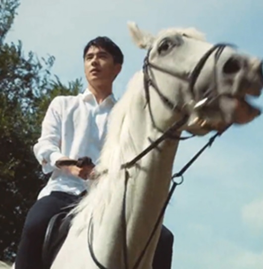 英国男星约翰波耶加为知名香氛品牌JO MALONE拍广告，品牌的中国版广告沿用他的创意却找刘昊然重拍，引发种族歧视争议。