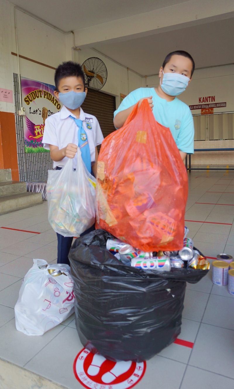 学生们从家里带来满满一大袋可循环再用的物品，响应环保活动。