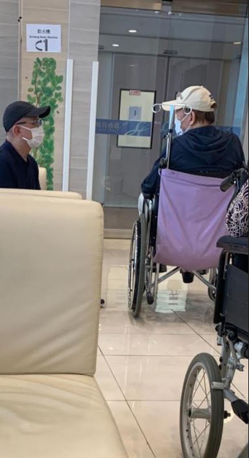 陈欣健（右）被拍到要坐轮椅入院检查，不过他否认心脏出问题。