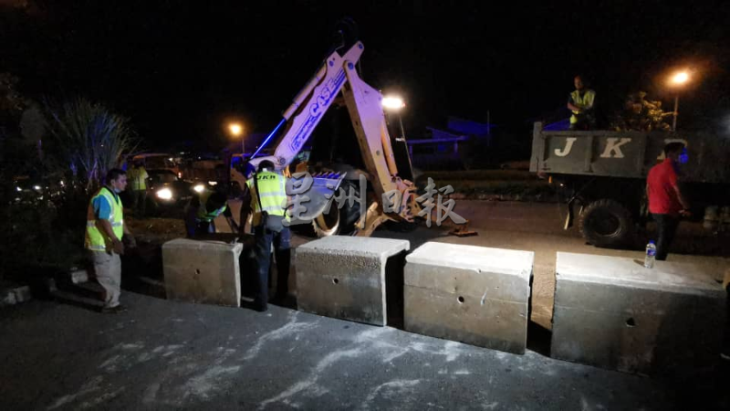 警方在马瓦区与美罗区边界加封路石墩，避免两区居民往来。