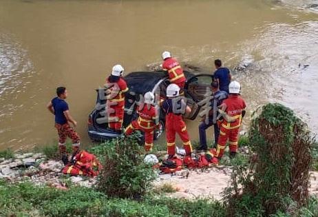 消拯人员发现浸泡在河中的汽车引擎仍在启动，怀疑车主也可能就在附近，因此展开搜寻行动。
