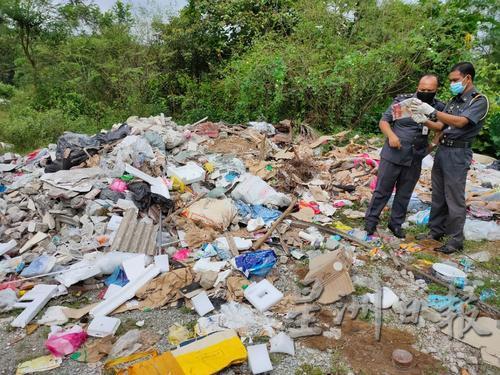 执法人员从垃圾堆找出线索，判找出乱丢垃圾者的资料。
