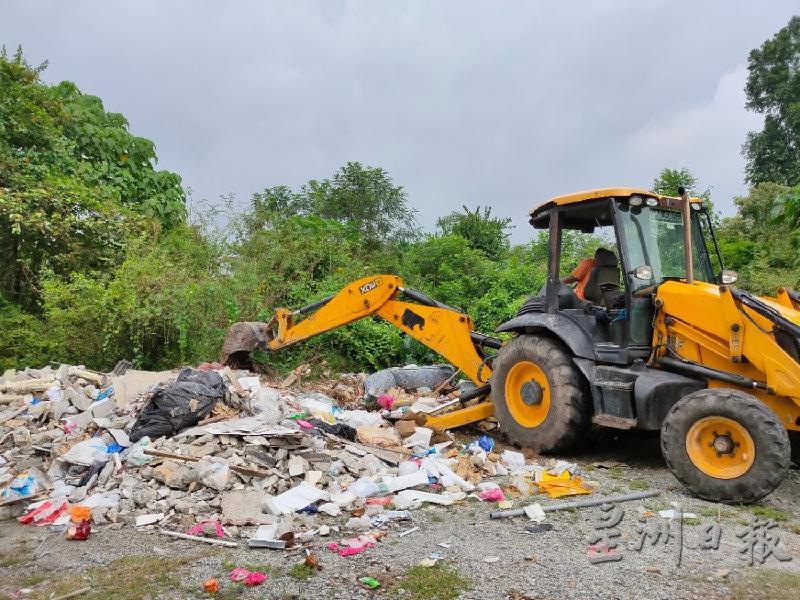 甲固体废料管理机构、亚罗牙也市议会及南方环保共同携手，清理甘榜巴登甘丙非法垃圾场。