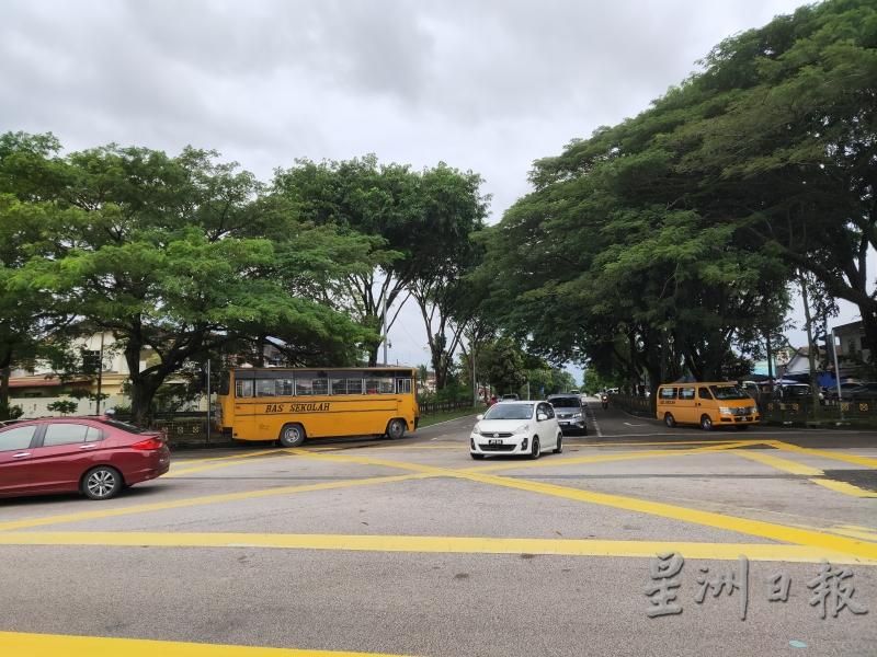 学校巴士及家长的车辆载送学生都会经过三岔路口。