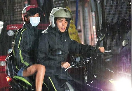 卓文萱、许少瑜雨中共乘摩托车，非常甜蜜浪漫。