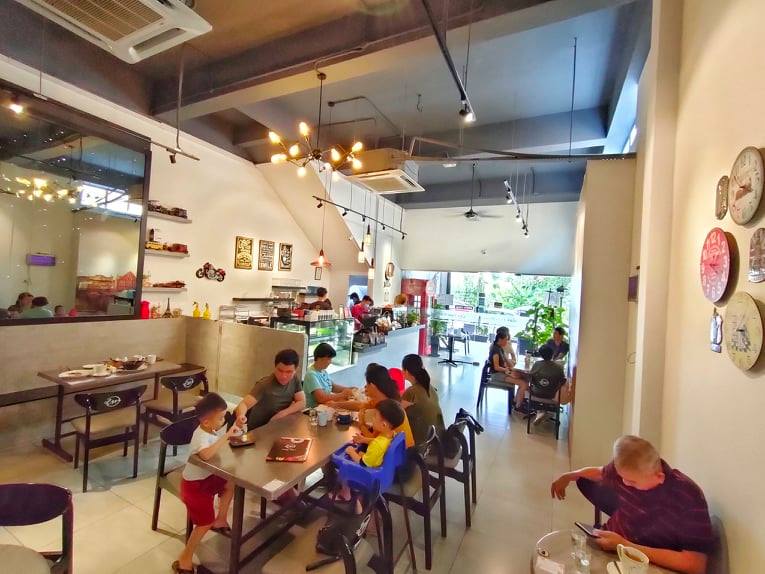 胡廉庆一手创设的咖啡厅洁亮，并有多道食品获得顾客好评，不少麻坡人都愿意一再特地开车前去品尝。