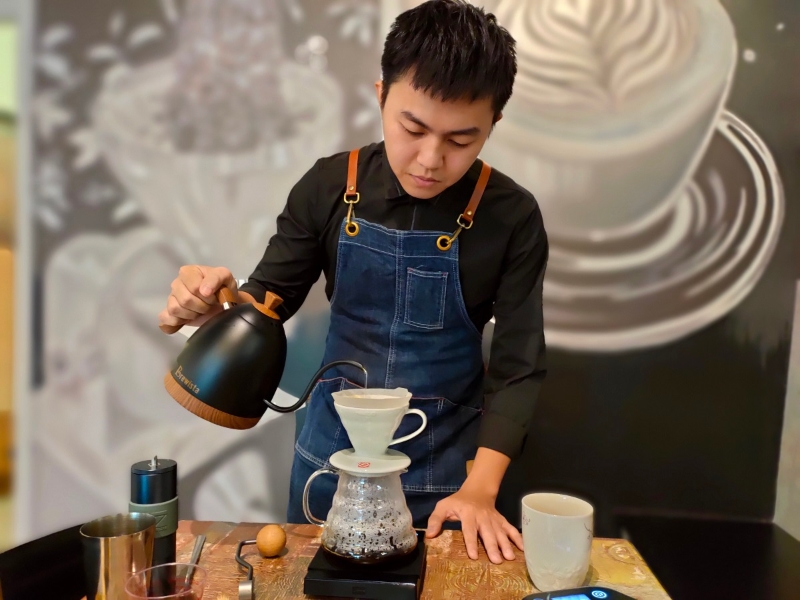 胡廉庆已花了6年时间研究咖啡，他所推出的手冲咖啡都经过计算时间、水温及重量等，不同的咖啡香各有人喜爱。