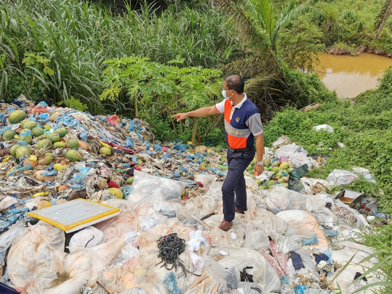 永平通往亚依淡路路旁出现大型“垃圾坡”，凯鲁希山亲自到场视察，并下令进行清理工作。