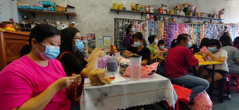 斯里巴力村村委首办手作坊，让妇女掌握“几招”编织包技能，增加谋生机会。