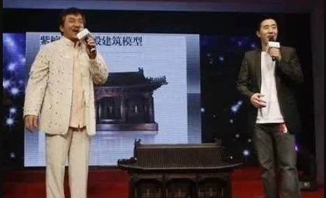 成龙在北京被强拍的豪宅原本是送给儿子房祖名做生日礼物。  