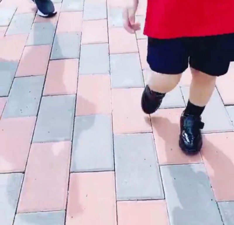 陈妍希在ins上晒出送3岁的儿子上学时的小视频，儿子穿着校服，白白胖胖的小肉腿十分可爱。