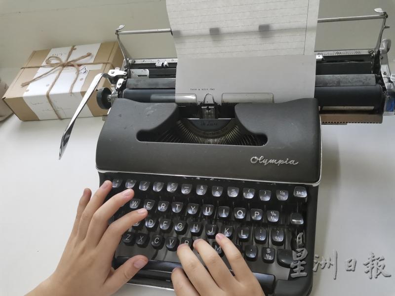 梁安悦公公留下来的逾40年的打字机也派上用场，呈现不一样的手账字体。