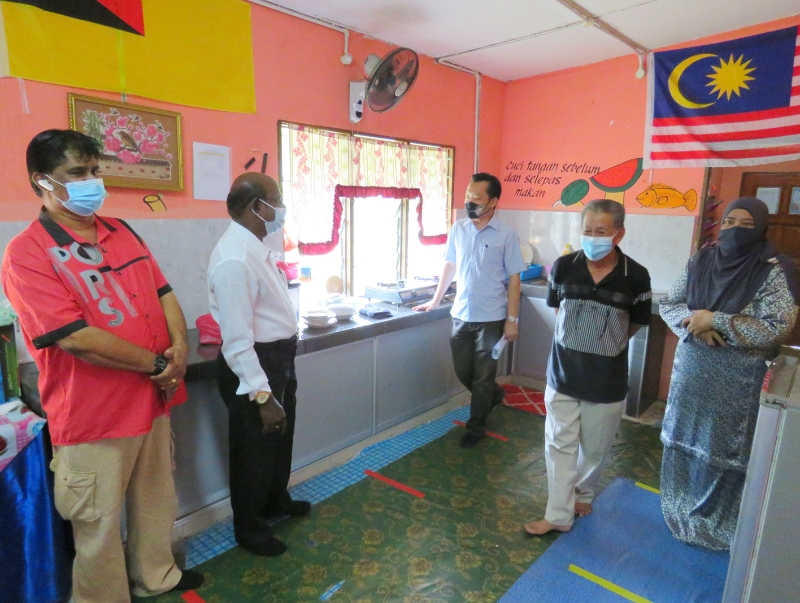 睦邻计划副主席苏达卡仁（左起）、古拿、谢琪清及哈纳迪巡视幼儿园翻新的厨房台面。