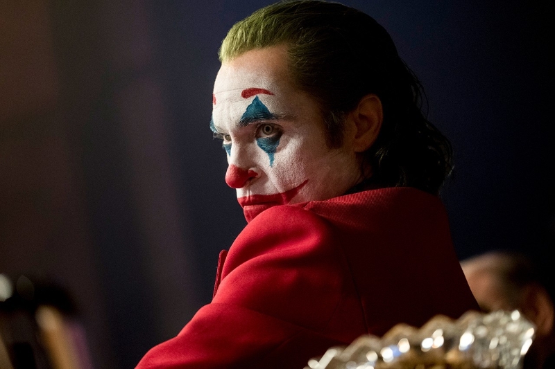 华纳计划向瓦昆费尼斯开出5000万美金的合约酬劳，希望能与他再续前缘打造2部《小丑》续集，这也意味着《小丑》将是全新的电影三部曲系列。
