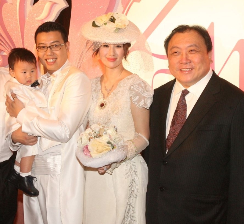 孟瑶与周磊2008年低调结婚，2011年于北京补办过千万豪华婚礼，筵开60席，有指她获家翁送赠3000呎豪宅，右为王晶 。