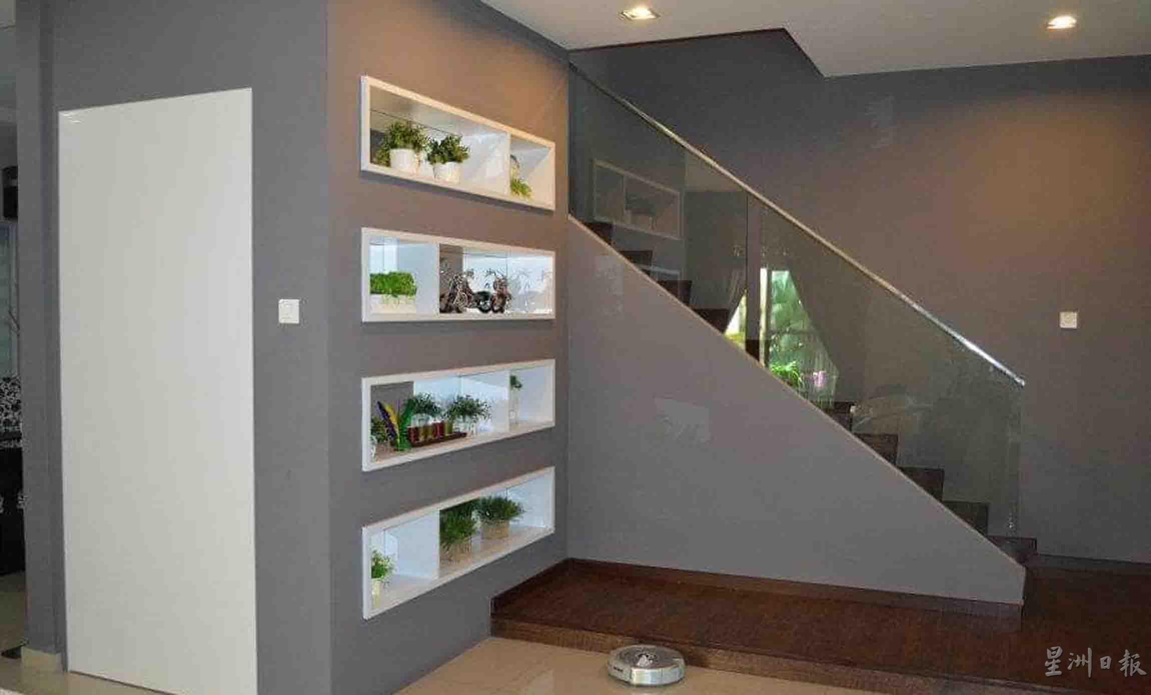 楼梯间的空间，通过家具设计的铺设，让原本无用的空间，成为了储物室及摆设柜台，既实用又美观。