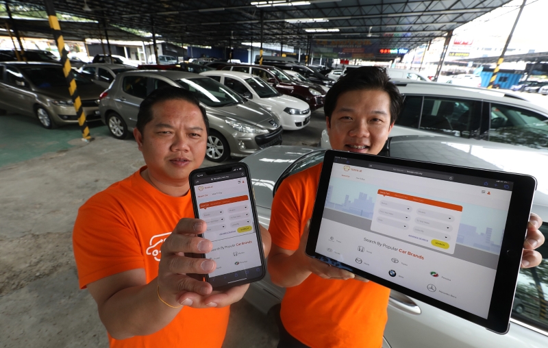 戴永森（右起）及戴荣伟配合新常态而推出TANYA-JE汽车广告平台，让顾客能精心挑选合心意的爱车。