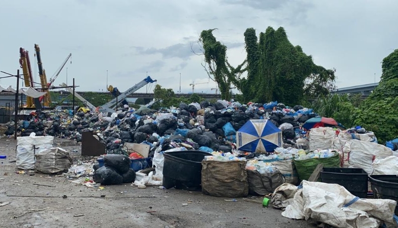 蕉赖南区C118商业区旁边一个非法霸占保留地的回收中心，无牌运营约年余。
