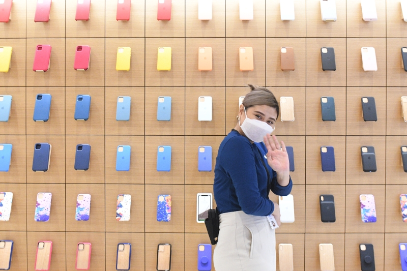 水上苹果零售店内的一面墙壁挂满五颜六色的苹果手机卡。（新华社照片）