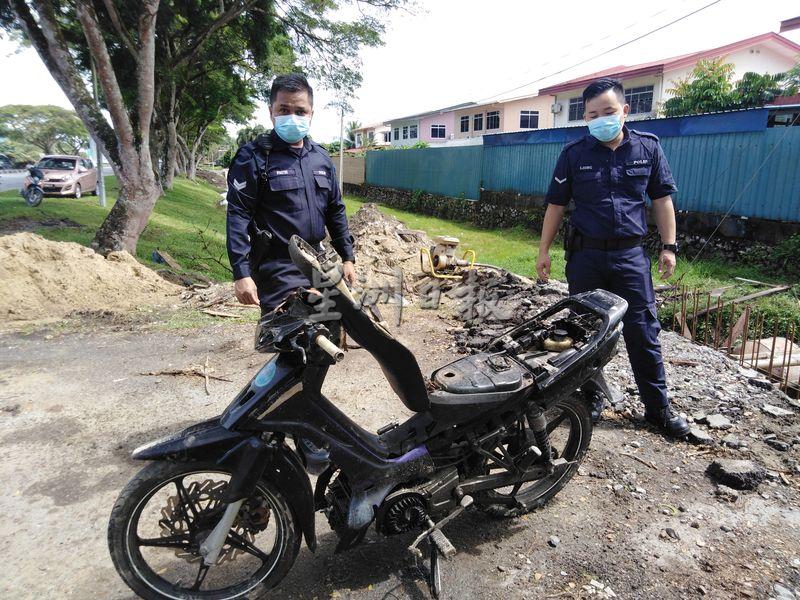 警方将摩托车运回警局调查。
